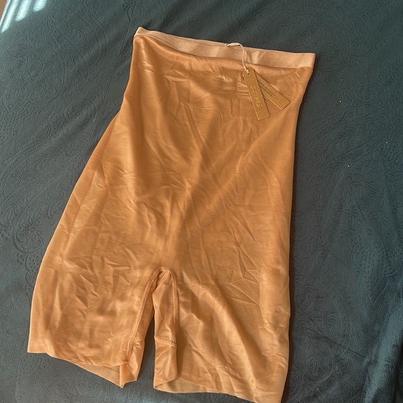 Skims mid thigh short shape wear - Picture 2 of 5